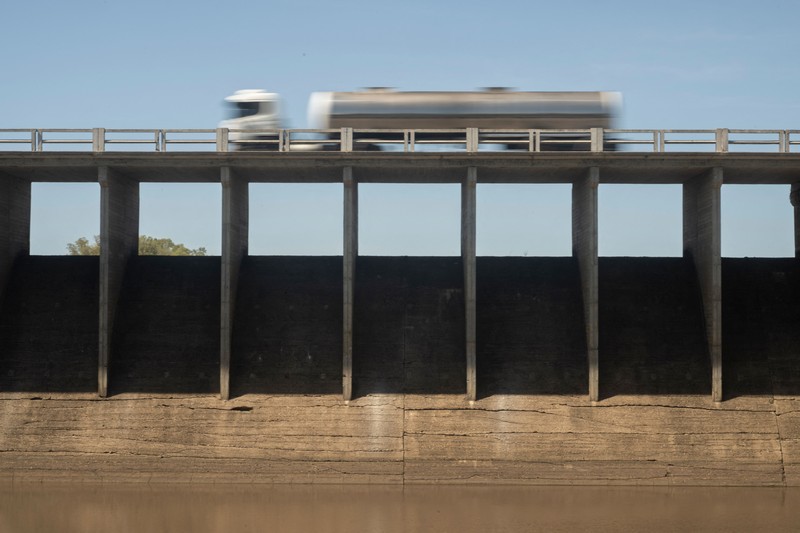 Seorang pria memotret waduk Canelon Grande yang kering di utara Canelones, Uruguay selatan, pada 14 Maret 2023, saat negara itu mengalami kekeringan parah. Seorang pria memotret waduk Canelon Grande yang kering di utara Canelones, Uruguay selatan, pada 14 Maret 2023, saat negara itu mengalami kekeringan parah. - Tujuan utama waduk adalah untuk memasok air minum ke wilayah Metropolitan Montevideo, selain itu juga digunakan dalam sistem irigasi di daerah tersebut. (PABLO PORCIUNCULA/AFP via Getty Images)
