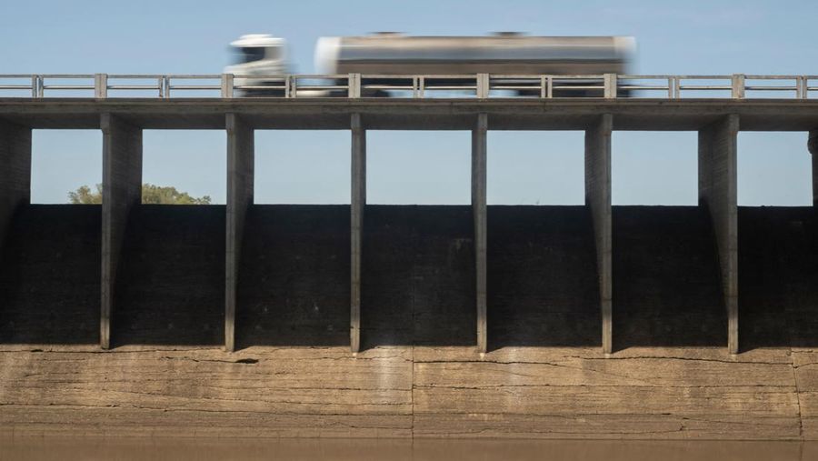 Seorang pria memotret waduk Canelon Grande yang kering di utara Canelones, Uruguay selatan, pada 14 Maret 2023, saat negara itu mengalami kekeringan parah. - Tujuan utama waduk adalah untuk memasok air minum ke wilayah Metropolitan Montevideo, selain itu juga digunakan dalam sistem irigasi di daerah tersebut. (PABLO PORCIUNCULA/AFP via Getty Images)