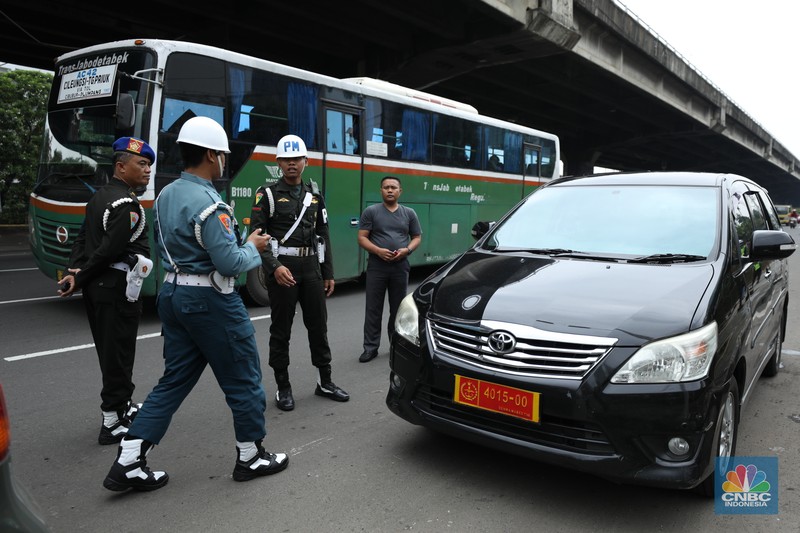 Sejumlah Polisi Militer memeriksa plat dinas kendaraan TNI saat pelaksanaan operasi penegakan ketertiban (Gaktib) dan yustisi di Cempaka Putih, Rabu (15/3/2023). Sejumlah Polisi Militer memeriksa plat dinas kendaraan TNI saat pelaksanaan operasi penegakan ketertiban (Gaktib) dan yustisi di Cempaka Putih, Rabu (15/3/2023). (CNBC Indonesia/Tri Susilo)