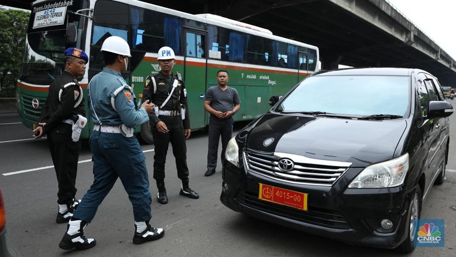 Sejumlah Polisi Militer memeriksa plat dinas kendaraan TNI saat pelaksanaan operasi penegakan ketertiban (Gaktib) dan yustisi di Cempaka Putih, Rabu (15/3/2023). (CNBC Indonesia/Tri Susilo)