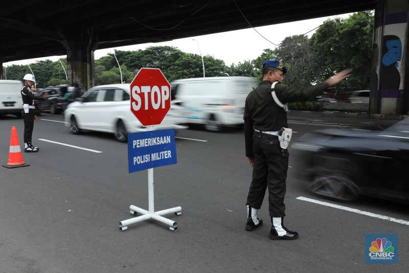 Sejumlah Polisi Militer memeriksa plat dinas kendaraan TNI saat pelaksanaan operasi penegakan ketertiban (Gaktib) dan yustisi di Cempaka Putih, Rabu (15/3/2023). (CNBC Indonesia/Tri Susilo)