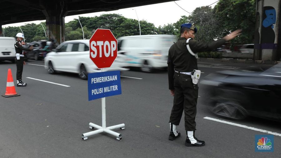 Sejumlah Polisi Militer memeriksa plat dinas kendaraan TNI saat pelaksanaan operasi penegakan ketertiban (Gaktib) dan yustisi di Cempaka Putih, Rabu (15/3/2023). (CNBC Indonesia/Tri Susilo)