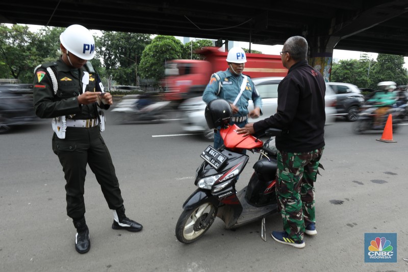 Sejumlah Polisi Militer memeriksa plat dinas kendaraan TNI saat pelaksanaan operasi penegakan ketertiban (Gaktib) dan yustisi di Cempaka Putih, Rabu (15/3/2023). Sejumlah Polisi Militer memeriksa plat dinas kendaraan TNI saat pelaksanaan operasi penegakan ketertiban (Gaktib) dan yustisi di Cempaka Putih, Rabu (15/3/2023). (CNBC Indonesia/Tri Susilo)