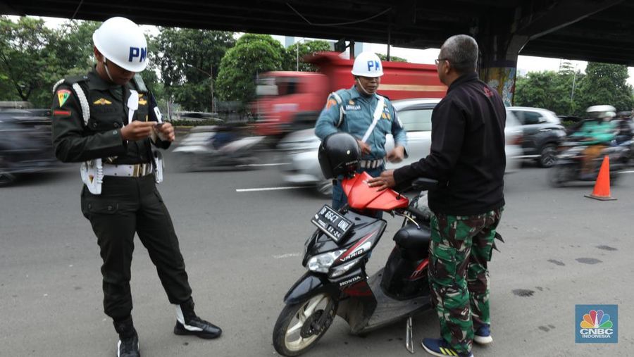 Sejumlah Polisi Militer memeriksa plat dinas kendaraan TNI saat pelaksanaan operasi penegakan ketertiban (Gaktib) dan yustisi di Cempaka Putih, Rabu (15/3/2023). (CNBC Indonesia/Tri Susilo)