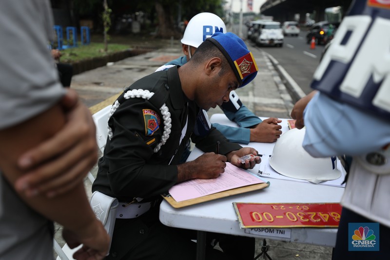 Sejumlah Polisi Militer memeriksa plat dinas kendaraan TNI saat pelaksanaan operasi penegakan ketertiban (Gaktib) dan yustisi di Cempaka Putih, Rabu (15/3/2023). Sejumlah Polisi Militer memeriksa plat dinas kendaraan TNI saat pelaksanaan operasi penegakan ketertiban (Gaktib) dan yustisi di Cempaka Putih, Rabu (15/3/2023). (CNBC Indonesia/Tri Susilo)