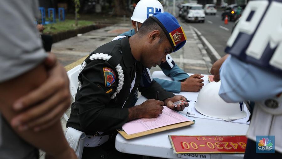 Sejumlah Polisi Militer memeriksa plat dinas kendaraan TNI saat pelaksanaan operasi penegakan ketertiban (Gaktib) dan yustisi di Cempaka Putih, Rabu (15/3/2023). (CNBC Indonesia/Tri Susilo)
