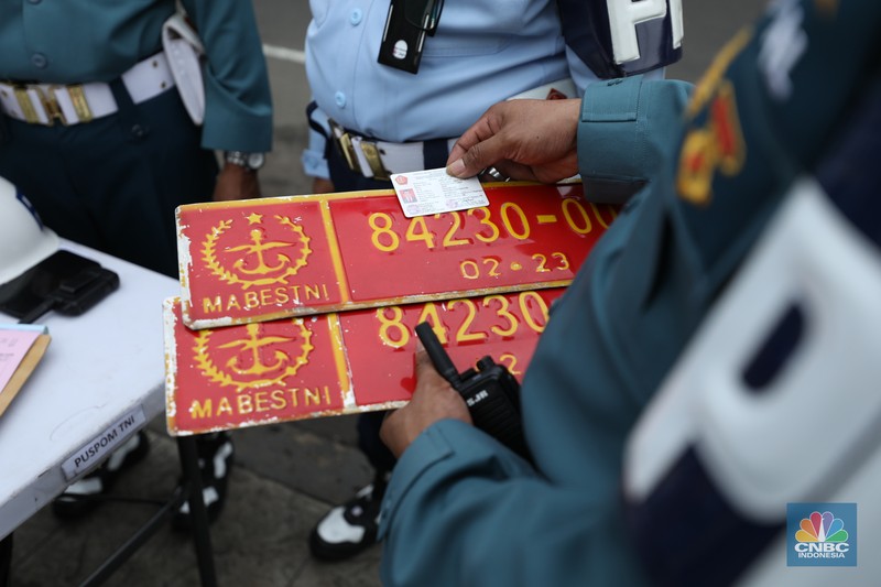 Sejumlah Polisi Militer memeriksa plat dinas kendaraan TNI saat pelaksanaan operasi penegakan ketertiban (Gaktib) dan yustisi di Cempaka Putih, Rabu (15/3/2023). Sejumlah Polisi Militer memeriksa plat dinas kendaraan TNI saat pelaksanaan operasi penegakan ketertiban (Gaktib) dan yustisi di Cempaka Putih, Rabu (15/3/2023). (CNBC Indonesia/Tri Susilo)