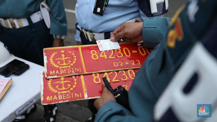 Sejumlah Polisi Militer memeriksa plat dinas kendaraan TNI saat pelaksanaan operasi penegakan ketertiban (Gaktib) dan yustisi di Cempaka Putih, Rabu (15/3/2023). (CNBC Indonesia/Tri Susilo)