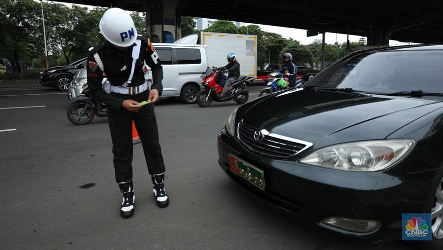 Sejumlah Polisi Militer memeriksa plat dinas kendaraan TNI saat pelaksanaan operasi penegakan ketertiban (Gaktib) dan yustisi di Cempaka Putih, Rabu (15/3/2023). (CNBC Indonesia/Tri Susilo)