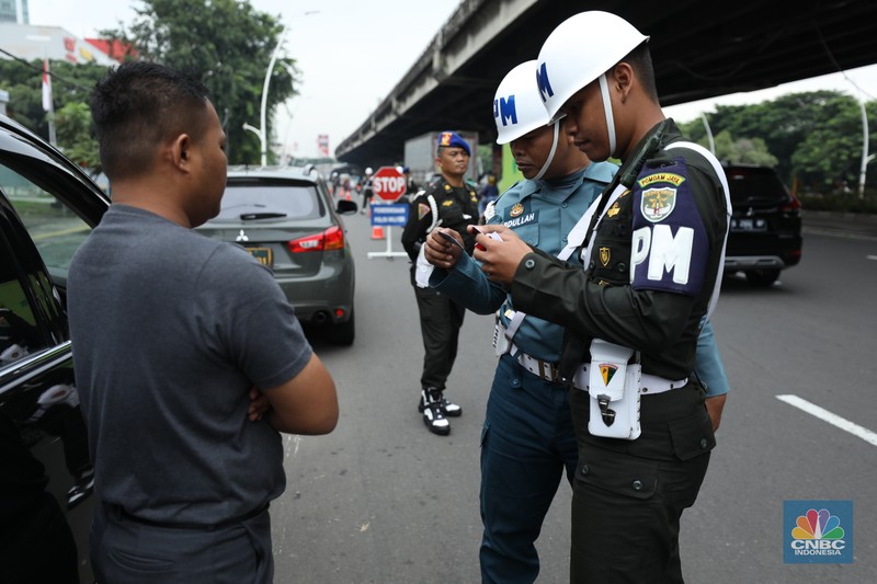 Sejumlah Polisi Militer memeriksa plat dinas kendaraan TNI saat pelaksanaan operasi penegakan ketertiban (Gaktib) dan yustisi di Cempaka Putih, Rabu (15/3/2023). Sejumlah Polisi Militer memeriksa plat dinas kendaraan TNI saat pelaksanaan operasi penegakan ketertiban (Gaktib) dan yustisi di Cempaka Putih, Rabu (15/3/2023). (CNBC Indonesia/Tri Susilo)