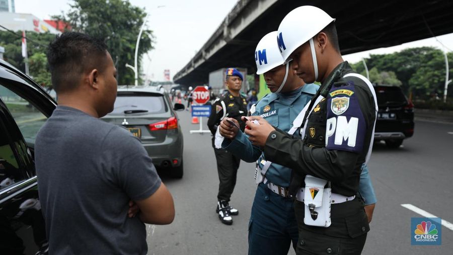 Sejumlah Polisi Militer memeriksa plat dinas kendaraan TNI saat pelaksanaan operasi penegakan ketertiban (Gaktib) dan yustisi di Cempaka Putih, Rabu (15/3/2023). (CNBC Indonesia/Tri Susilo)