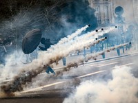 Prancis Chaos Gegara Usia Pensiun, Jalanan bak Medan Perang!
