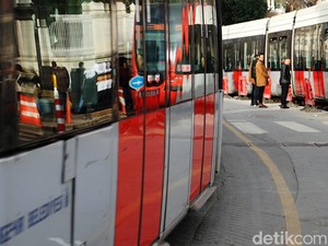 Momen Heroik Sekuriti di Turki Selamatkan Wanita Nyaris Tertabrak Trem