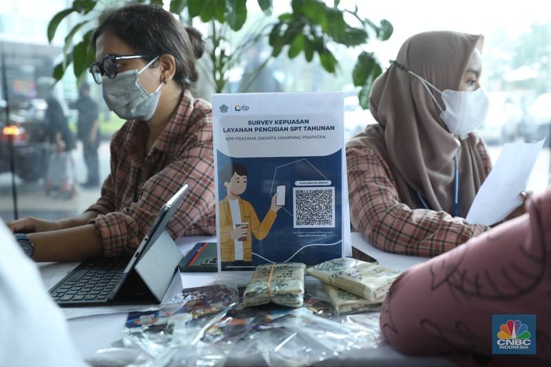Kantor Wilayah Pajak Jakarta Selatan bekerjasama dengan Transmedia membuka layanan pelaporan SPT tahunan pajak di gedung Bank Mega (MBM), Kamis (16/3/2023). Kantor Wilayah Pajak Jakarta Selatan bekerjasama dengan Transmedia membuka layanan pelaporan SPT tahunan pajak di gedung Bank Mega (MBM), Kamis (16/3/2023). (CNBC Indonesia/Tri Susilo)