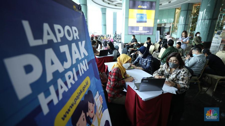 Kantor Wilayah Pajak Jakarta Selatan bekerjasama dengan Transmedia membuka layanan pelaporan SPT tahunan pajak di gedung Bank Mega (MBM), Kamis (16/3/2023). (վ/Tri Susilo)