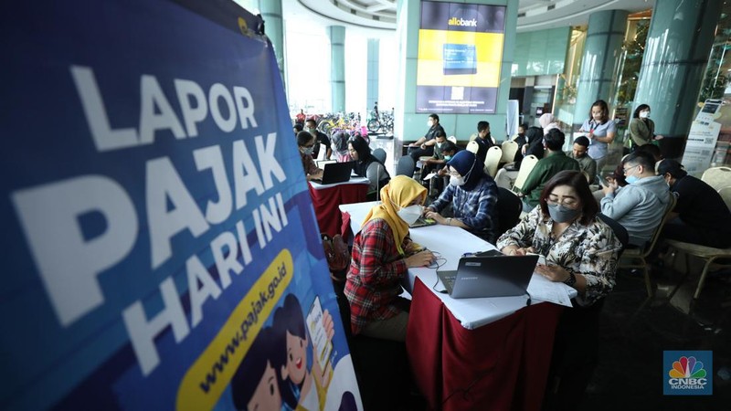 Kantor Wilayah Pajak Jakarta Selatan bekerjasama dengan Transmedia membuka layanan pelaporan SPT tahunan pajak di gedung Bank Mega (MBM), Kamis (16/3/2023). (CNBC Indonesia/Tri Susilo)
