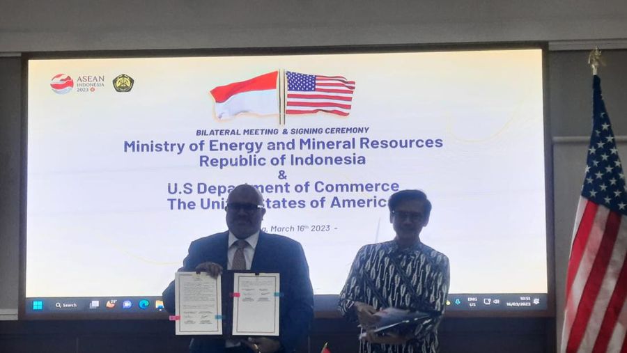 Kementerian ESDM melalui Sekjen Rida Mulyana dan Asisten Sekretaris Perdagangan untuk Pasar Global dan Direktur Jenderal Layanan Komersial AS dan Asing, Arun Venkataraman bersama dengan Sekretaris Jenderal Kementerian ESDM, Rida Mulyana menandatangani nota kesepahaman kerja sama energi bersih di Indonesia. Direktur Jenderal Layanan Komersial AS dan Asing, Arun Venkataraman melakukan penandatangan kerjasama sektor energi hijau, Kamis (16/3/2023). Foto: Firda Dwi Muliawati