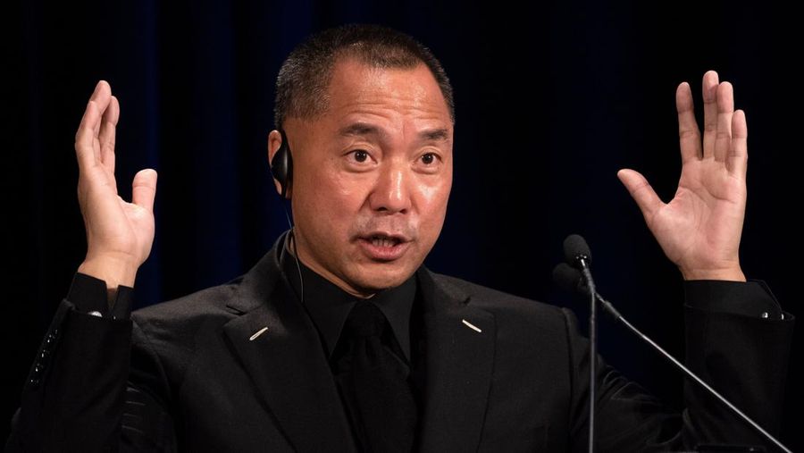 Miliarder Tiongkok buronan Guo Wengui mengadakan konferensi pers pada 20 November 2018 di New York, atas kematian taipan Wang Jian di Prancis pada 3 Juli 2018. - Guo diperkenalkan oleh Steve Bannon, mantan Kepala Strategi Gedung Putih. (File Foto - DON EMMERT/AFP via Getty Images)