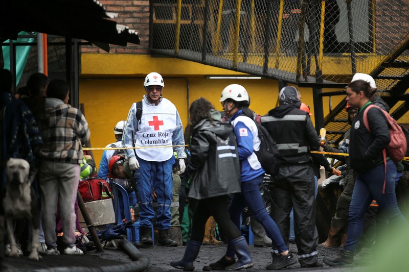 Relawan dari Pertahanan Sipil Kolombia berkoordinasi dengan lembaga bantuan terlibat dalam pekerjaan pencarian dan penyelamatan para penambang yang terjebak setelah ledakan tambang di Sutaatausa, Kolombia, dalam gambar selebaran yang dirilis pada 15 Maret 2023. Relawan dari Pertahanan Sipil Kolombia berkoordinasi dengan lembaga bantuan terlibat dalam pekerjaan pencarian dan penyelamatan para penambang yang terjebak setelah ledakan tambang di Sutaatausa, Kolombia, dalam gambar selebaran yang dirilis pada 15 Maret 2023. (Colombian Civil Defense via Twitter/Handout via REUTERS)