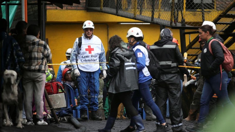 Relawan dari Pertahanan Sipil Kolombia berkoordinasi dengan lembaga bantuan terlibat dalam pekerjaan pencarian dan penyelamatan para penambang yang terjebak setelah ledakan tambang di Sutaatausa, Kolombia, dalam gambar selebaran yang dirilis pada 15 Maret 2023. (Colombian Civil Defense via Twitter/Handout via REUTERS)
