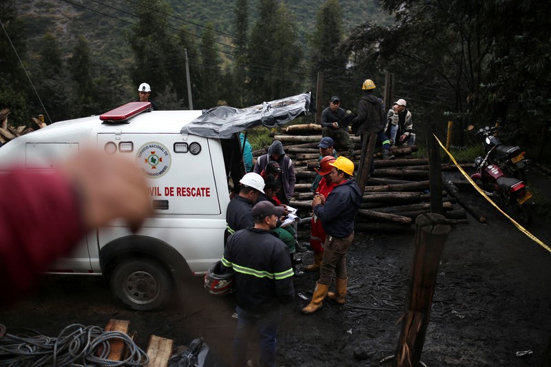 Relawan dari Pertahanan Sipil Kolombia berkoordinasi dengan lembaga bantuan terlibat dalam pekerjaan pencarian dan penyelamatan para penambang yang terjebak setelah ledakan tambang di Sutaatausa, Kolombia, dalam gambar selebaran yang dirilis pada 15 Maret 2023. Relawan dari Pertahanan Sipil Kolombia berkoordinasi dengan lembaga bantuan terlibat dalam pekerjaan pencarian dan penyelamatan para penambang yang terjebak setelah ledakan tambang di Sutaatausa, Kolombia, dalam gambar selebaran yang dirilis pada 15 Maret 2023. (Colombian Civil Defense via Twitter/Handout via REUTERS)