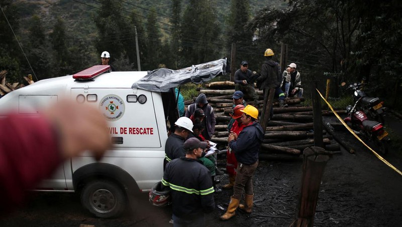 Relawan dari Pertahanan Sipil Kolombia berkoordinasi dengan lembaga bantuan terlibat dalam pekerjaan pencarian dan penyelamatan para penambang yang terjebak setelah ledakan tambang di Sutaatausa, Kolombia, dalam gambar selebaran yang dirilis pada 15 Maret 2023. (Colombian Civil Defense via Twitter/Handout via REUTERS)