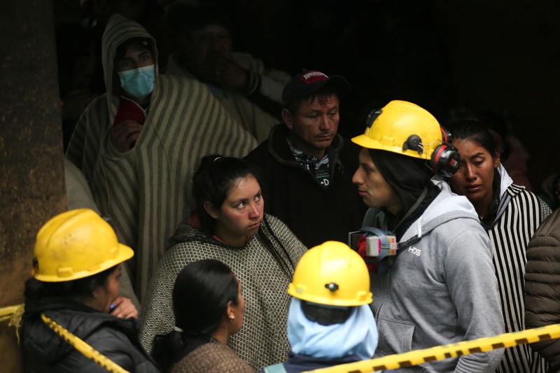 Relawan dari Pertahanan Sipil Kolombia berkoordinasi dengan lembaga bantuan terlibat dalam pekerjaan pencarian dan penyelamatan para penambang yang terjebak setelah ledakan tambang di Sutaatausa, Kolombia, dalam gambar selebaran yang dirilis pada 15 Maret 2023. Relawan dari Pertahanan Sipil Kolombia berkoordinasi dengan lembaga bantuan terlibat dalam pekerjaan pencarian dan penyelamatan para penambang yang terjebak setelah ledakan tambang di Sutaatausa, Kolombia, dalam gambar selebaran yang dirilis pada 15 Maret 2023. (Colombian Civil Defense via Twitter/Handout via REUTERS)
