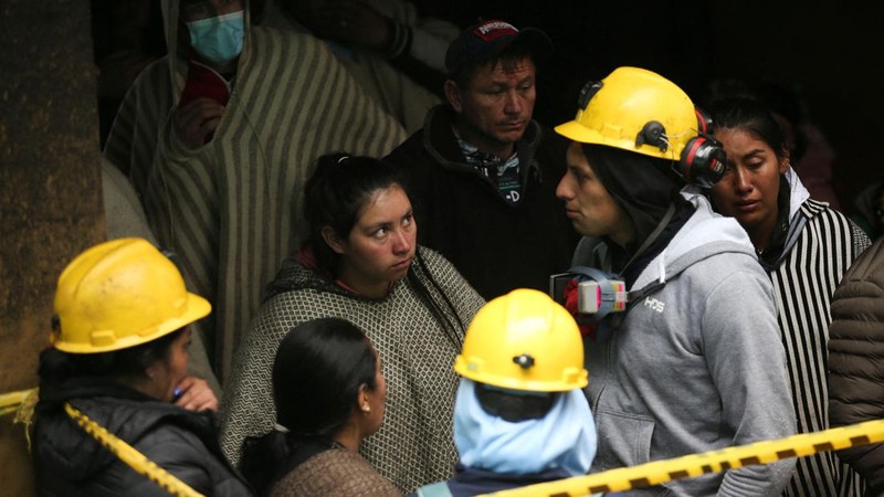 Relawan dari Pertahanan Sipil Kolombia berkoordinasi dengan lembaga bantuan terlibat dalam pekerjaan pencarian dan penyelamatan para penambang yang terjebak setelah ledakan tambang di Sutaatausa, Kolombia, dalam gambar selebaran yang dirilis pada 15 Maret 2023. (Colombian Civil Defense via Twitter/Handout via REUTERS)