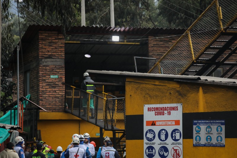 Relawan dari Pertahanan Sipil Kolombia berkoordinasi dengan lembaga bantuan terlibat dalam pekerjaan pencarian dan penyelamatan para penambang yang terjebak setelah ledakan tambang di Sutaatausa, Kolombia, dalam gambar selebaran yang dirilis pada 15 Maret 2023. (Colombian Civil Defense via Twitter/Handout via REUTERS)