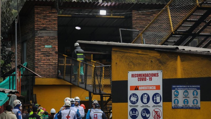 Relawan dari Pertahanan Sipil Kolombia berkoordinasi dengan lembaga bantuan terlibat dalam pekerjaan pencarian dan penyelamatan para penambang yang terjebak setelah ledakan tambang di Sutaatausa, Kolombia, dalam gambar selebaran yang dirilis pada 15 Maret 2023. (Colombian Civil Defense via Twitter/Handout via REUTERS)