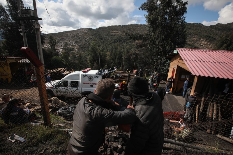 Relawan dari Pertahanan Sipil Kolombia berkoordinasi dengan lembaga bantuan terlibat dalam pekerjaan pencarian dan penyelamatan para penambang yang terjebak setelah ledakan tambang di Sutaatausa, Kolombia, dalam gambar selebaran yang dirilis pada 15 Maret 2023. Relawan dari Pertahanan Sipil Kolombia berkoordinasi dengan lembaga bantuan terlibat dalam pekerjaan pencarian dan penyelamatan para penambang yang terjebak setelah ledakan tambang di Sutaatausa, Kolombia, dalam gambar selebaran yang dirilis pada 15 Maret 2023. (Colombian Civil Defense via Twitter/Handout via REUTERS)