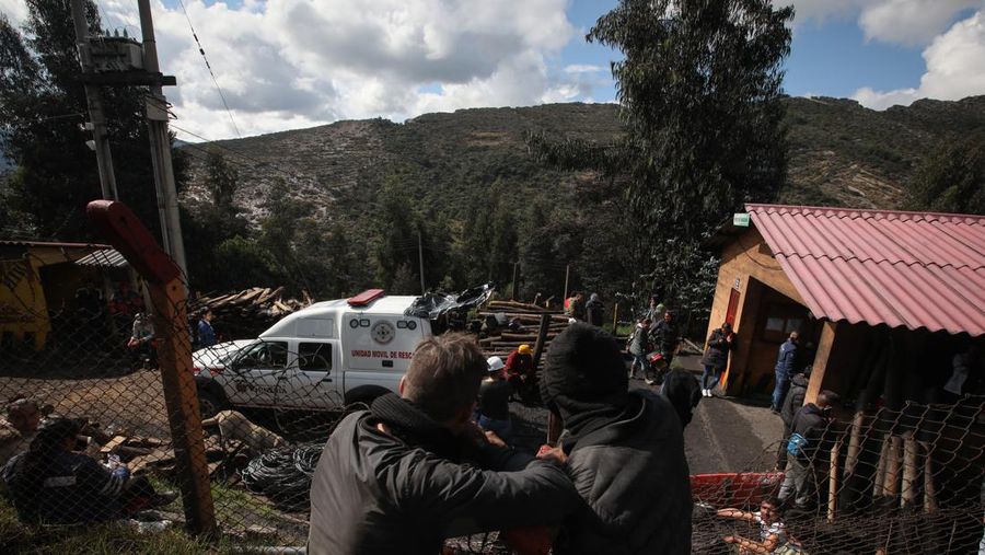 Relawan dari Pertahanan Sipil Kolombia berkoordinasi dengan lembaga bantuan terlibat dalam pekerjaan pencarian dan penyelamatan para penambang yang terjebak setelah ledakan tambang di Sutaatausa, Kolombia, dalam gambar selebaran yang dirilis pada 15 Maret 2023. (Colombian Civil Defense via Twitter/Handout via REUTERS)