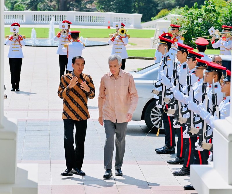 Presiden Joko Widodo tiba di Istana Kepresidenan Singapura, pada Kamis, 16 Maret 2023. Kedatangan Presiden Jokowi disambut langsung Perdana Menteri Singapura Lee Hsien Loong. (Laily Rachev - Biro Pers Sekretariat Presiden) Presiden Joko Widodo tiba di Istana Kepresidenan Singapura, pada Kamis, 16 Maret 2023. Kedatangan Presiden Jokowi disambut langsung Perdana Menteri Singapura Lee Hsien Loong. (Laily Rachev - Biro Pers Sekretariat Presiden)