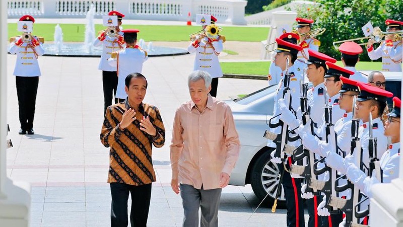 Presiden Joko Widodo tiba di Istana Kepresidenan Singapura, pada Kamis, 16 Maret 2023. Kedatangan Presiden Jokowi disambut langsung Perdana Menteri Singapura Lee Hsien Loong. (Laily Rachev - Biro Pers Sekretariat Presiden)