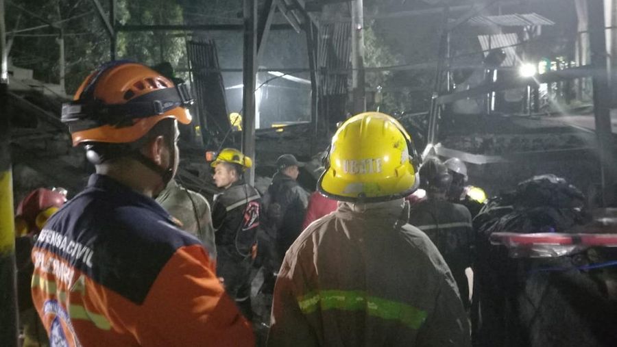 Relawan dari Pertahanan Sipil Kolombia berkoordinasi dengan lembaga bantuan terlibat dalam pekerjaan pencarian dan penyelamatan para penambang yang terjebak setelah ledakan tambang di Sutaatausa, Kolombia, dalam gambar selebaran yang dirilis pada 15 Maret 2023. (Colombian Civil Defense via Twitter/Handout via REUTERS)
