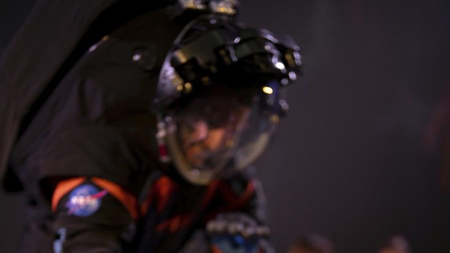 Saat astronot kembali ke Bulan untuk pertama kalinya dalam lebih dari 50 tahun sebagai bagian dari misi Artemis III NASA, mereka akan mengenakan pakaian antariksa generasi berikutnya dari Axiom Space untuk dapat berjalan di permukaan bulan. (Dok. Axiom Space)