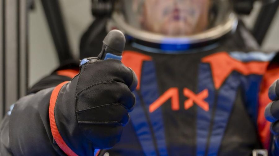 Saat astronot kembali ke Bulan untuk pertama kalinya dalam lebih dari 50 tahun sebagai bagian dari misi Artemis III NASA, mereka akan mengenakan pakaian antariksa generasi berikutnya dari Axiom Space untuk dapat berjalan di permukaan bulan. (Dok. Axiom Space)
