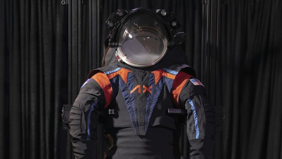 Saat astronot kembali ke Bulan untuk pertama kalinya dalam lebih dari 50 tahun sebagai bagian dari misi Artemis III NASA, mereka akan mengenakan pakaian antariksa generasi berikutnya dari Axiom Space untuk dapat berjalan di permukaan bulan. (Dok. Axiom Space)
