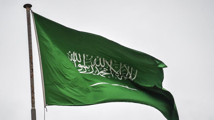 Sebuah bendera Arab Saudi berkibar di atas gedung konsulat di Istanbul pada 17 Oktober 2018. - Konsul Arab Saudi untuk Istanbul Mohammed al-Otaibion pada 16 Oktober 2018 meninggalkan kota Turki menuju Riyadh dengan penerbangan terjadwal, kata laporan, saat Turki bersiap untuk menggeledah kediamannya dalam penyelidikan hilangnya jurnalis Jamal Khashoggi. (OZAN KOSE/AFP via Getty Images)