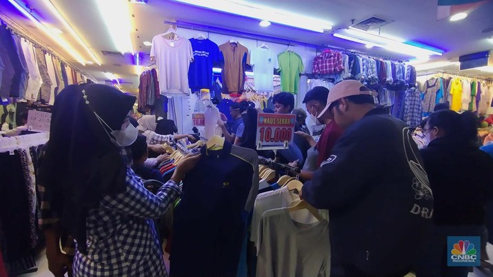 Sejumlah warga memilih pakaian bekas impor atau thrifting di lantai 3, Pasar Senen Blok III, Jakarta Kamis (16/3/2023). Sejumlah warga memilih pakaian bekas impor atau thrifting di lantai 3, Pasar Senen Blok III, Jakarta Kamis (16/3/2023). (CNBC Indonesia/Tri Susilo)