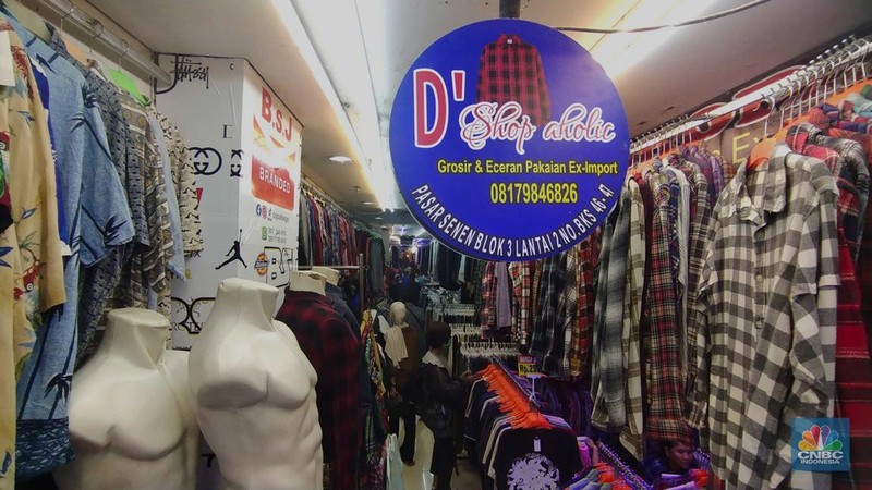 Sejumlah warga memilih pakaian bekas impor atau thrifting di lantai 3, Pasar Senen Blok III, Jakarta Kamis (16/3/2023). (CNBC Indonesia/Tri Susilo)