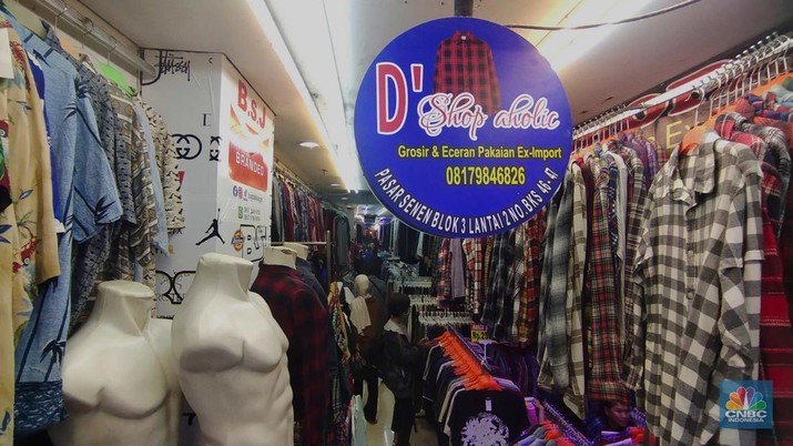 Sejumlah warga memilih pakaian bekas impor atau thrifting di lantai 3, Pasar Senen Blok III, Jakarta Kamis (16/3/2023). Sejumlah warga memilih pakaian bekas impor atau thrifting di lantai 3, Pasar Senen Blok III, Jakarta Kamis (16/3/2023). (CNBC Indonesia/Tri Susilo)