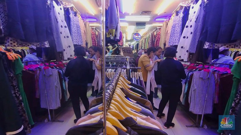 Sejumlah warga memilih pakaian bekas impor atau thrifting di lantai 3, Pasar Senen Blok III, Jakarta Kamis (16/3/2023). (CNBC Indonesia/Tri Susilo)