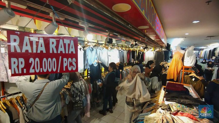 Sejumlah warga memilih pakaian bekas impor atau thrifting di lantai 3, Pasar Senen Blok III, Jakarta Kamis (16/3/2023). (CNBC Indonesia/Tri Susilo)