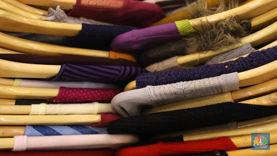 Sejumlah warga memilih pakaian bekas impor atau thrifting di lantai 3, Pasar Senen Blok III, Jakarta Kamis (16/3/2023). (CNBC Indonesia/Tri Susilo)