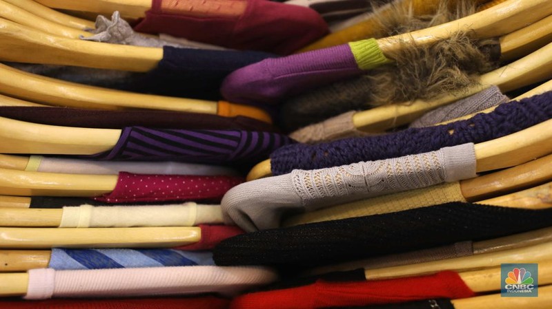 Sejumlah warga memilih pakaian bekas impor atau thrifting di lantai 3, Pasar Senen Blok III, Jakarta Kamis (16/3/2023). (CNBC Indonesia/Tri Susilo)