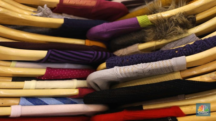 Sejumlah warga memilih pakaian bekas impor atau thrifting di lantai 3, Pasar Senen Blok III, Jakarta Kamis (16/3/2023). Sejumlah warga memilih pakaian bekas impor atau thrifting di lantai 3, Pasar Senen Blok III, Jakarta Kamis (16/3/2023). (CNBC Indonesia/Tri Susilo)