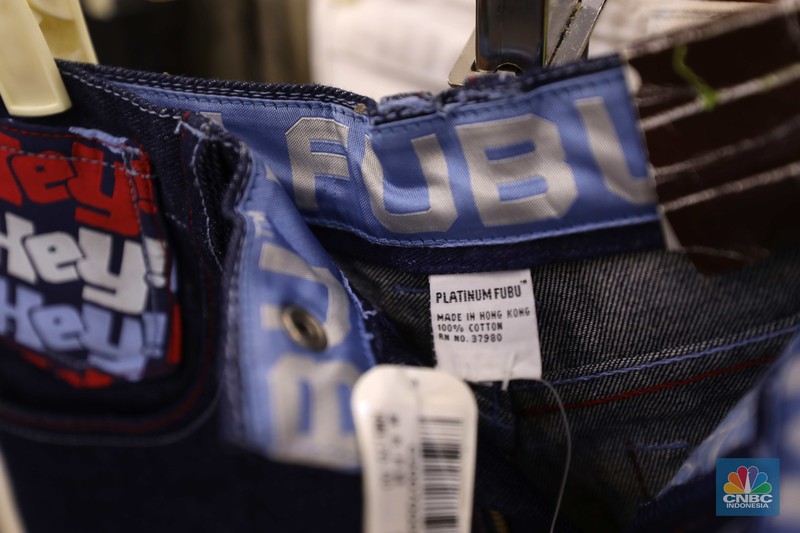 Sejumlah warga memilih pakaian bekas impor atau thrifting di lantai 3, Pasar Senen Blok III, Jakarta Kamis (16/3/2023). (CNBC Indonesia/Tri Susilo)