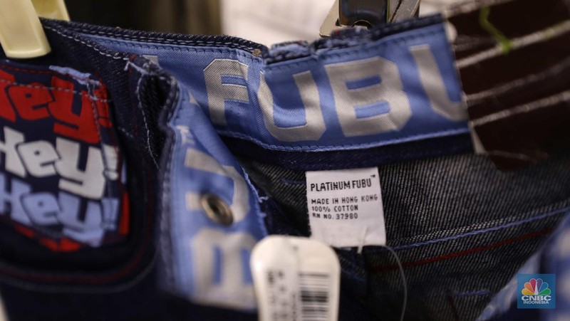 Sejumlah warga memilih pakaian bekas impor atau thrifting di lantai 3, Pasar Senen Blok III, Jakarta Kamis (16/3/2023). (CNBC Indonesia/Tri Susilo)