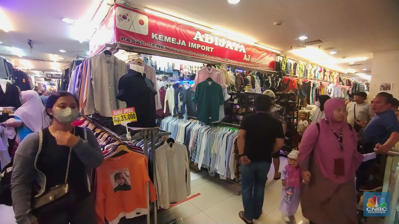 Sejumlah warga memilih pakaian bekas impor atau thrifting di lantai 3, Pasar Senen Blok III, Jakarta Kamis (16/3/2023). (CNBC Indonesia/Tri Susilo)